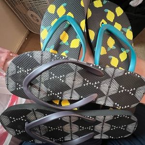 2 pairs of flip flops with pattern size 10